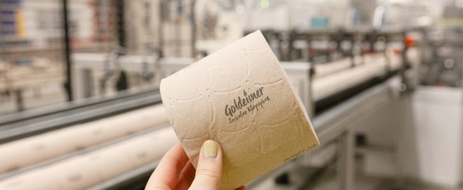 WEPA goes wild: Soziales Toilettenpapier von Goldeimer erhält Verpackung aus WILDPLASTIC®