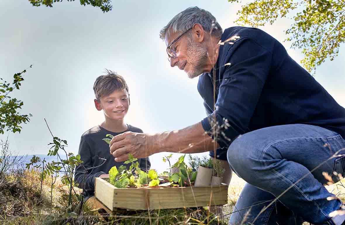 Durabilité
Le concept de durabilité constitue le modèle à suivre pour un développement pérenne. Outre le changement climatique, les plus grands défis des années à venir sont la pénurie croissante d'eau potable et de ressources. Pour nous, la durabilité ne signifie non seulement utiliser des matières premières durables pour la production et la commercialisation de nos produits, mais aussi assumer une responsabilité sociale. Nous ressentons le devoir de prendre nos responsabilités en tant qu'entrepreneur et d'agir dans une perspective d'avenir. Par notre fondation, nous désirons accomplir cette mission d'une manière moderne et par ex. promouvoir des projets à buts non lucratif dans le domaine de la science et de la recherche. 
&nbsp;