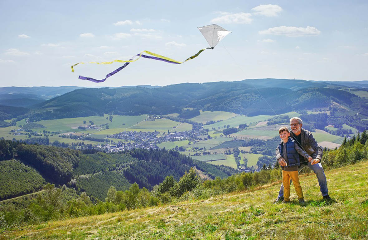 Lebenslanges Lernen
Globalisierung und Digitalisierung führen dazu, dass Entwicklungen und Veränderungen über alle Branchen hinweg in kürzester Zeit voranschreiten. Technischer Fortschritt kann innerhalb eines Jahres bisheriges Wissen ersetzen und unbrauchbar machen. Wer hier nicht bereit ist, dazuzulernen, verpasst den Anschluss. Hier ist Bildung unser wichtigster Rohstoff. Wir fördern Themen mit dem Fokus auf "Lebenslanges Lernen". Dies können Projekte aus Wissenschaft oder Forschung oder auch spezielle Stipendien oder Weiterbildungsmaßnahmen sein.&nbsp;